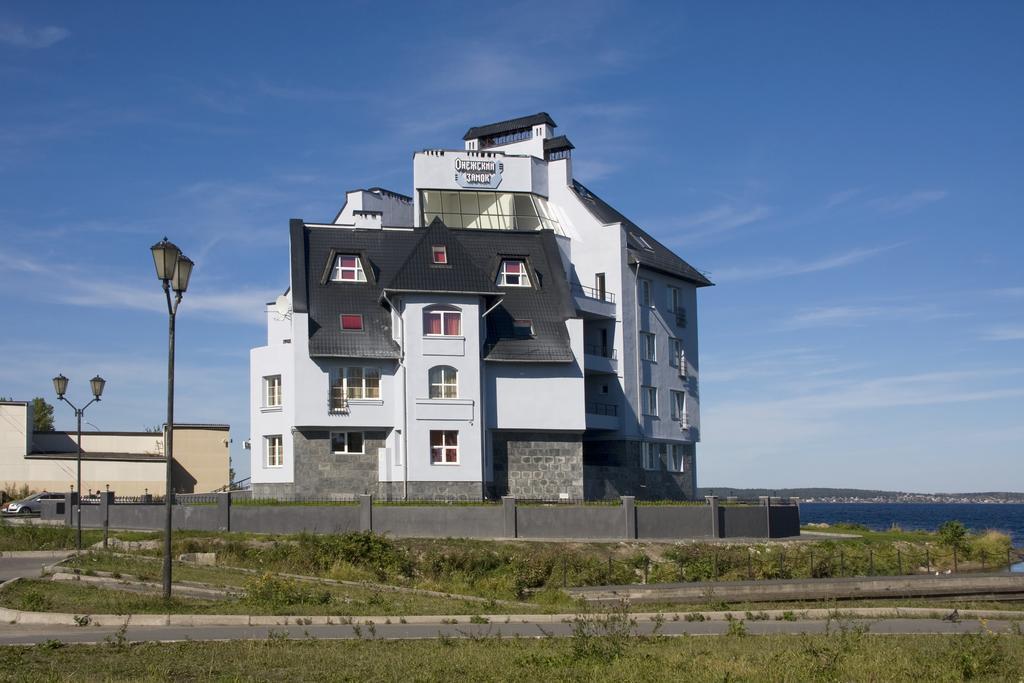 Onega Castle Hotel Petrozavodsk Extérieur photo